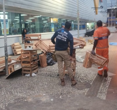 Prefeitura apreende dezenas de barracas e estruturas no calçadão de Bangu – Prefeitura da Cidade do Rio de Janeiro
