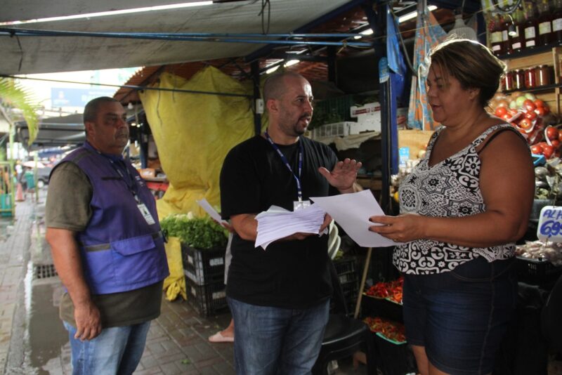 Prefeitura orienta comerciantes do Raul Veiga sobre recadastramento