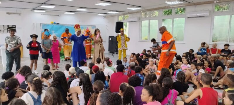 Projeto Escola de Férias leva gari Renato Sorriso para atividades em colégio na Gávea – Prefeitura da Cidade do Rio de Janeiro