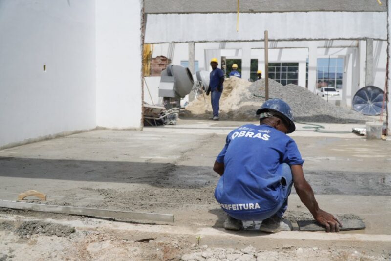 Secretário vistoria obras de novas creches em São Gonçalo