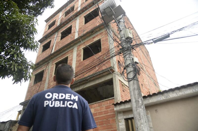 Seop realiza demolição de prédio de quatro andares construído irregularmente na Cidade de Deus – Prefeitura da Cidade do Rio de Janeiro