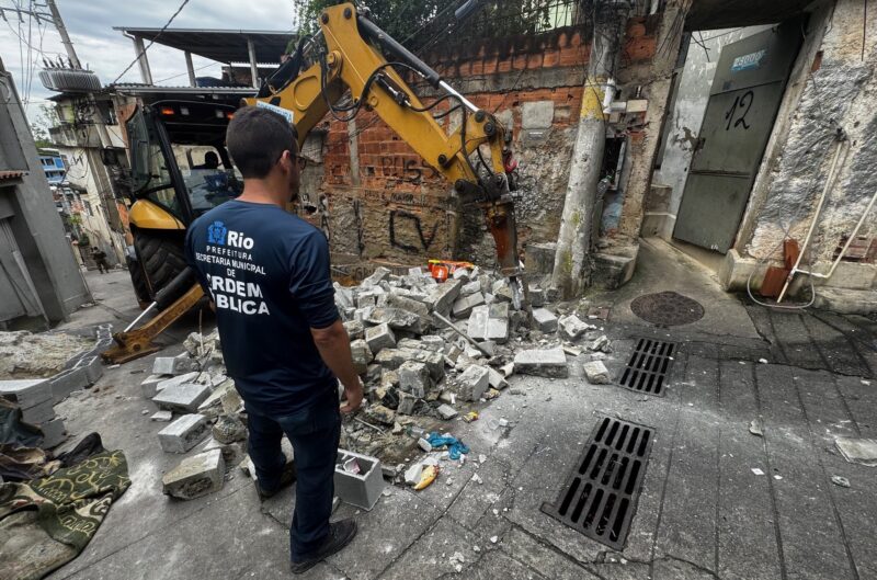 Seop remove oito barricadas em operação conjunta em comunidades da Ilha do Governador – Prefeitura da Cidade do Rio de Janeiro