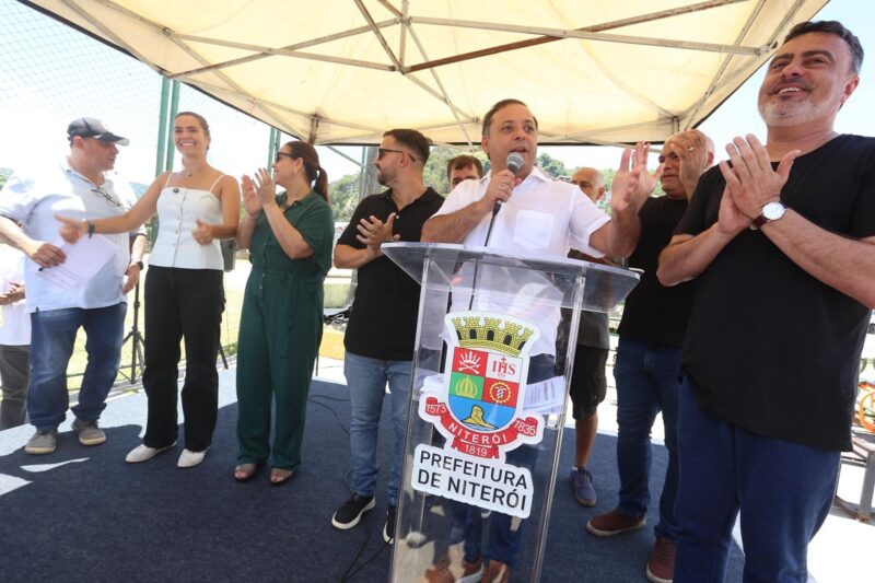 Prefeito Rodrigo Neves dá ordem de início a obras de revitalização do campo de Salinas, em Jurujuba – Prefeitura Municipal de Niterói