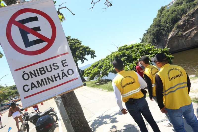 Rodrigo Neves vai à ilha da Boa Viagem e destaca proibição de estacionamento de ônibus na orla – Prefeitura Municipal de Niterói
