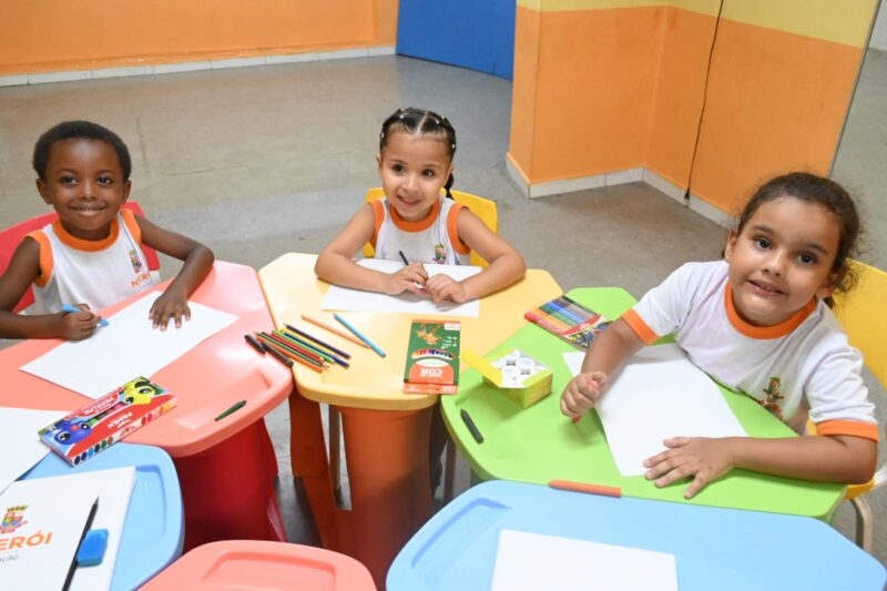 Prefeitura de Niterói começa a distribuir uniformes e kits escolares na Rede Municipal – Prefeitura Municipal de Niterói