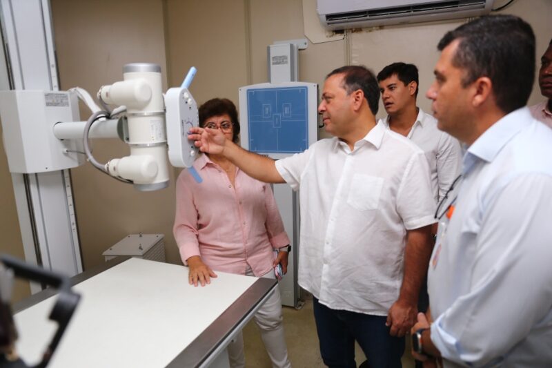 Rodrigo Neves visita Unidade de Urgência Mário Monteiro e anuncia força-tarefa para acabar com espera para consultas com especialistas 