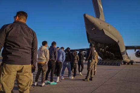 Casa Branca/Divulgação Estados Unidos, 25/01/2025 - Migrantes deportados pelo governo Donald Trump nos Estados Unidos embarcam em avião militar de volta ao Brasil. Foto: Casa Branca/Divulgação