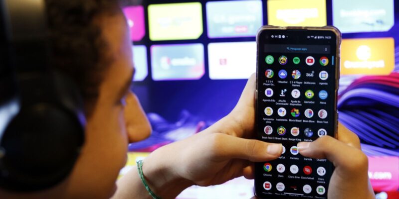 Uma a cada três crianças tem perfil aberto em redes, alerta pesquisa