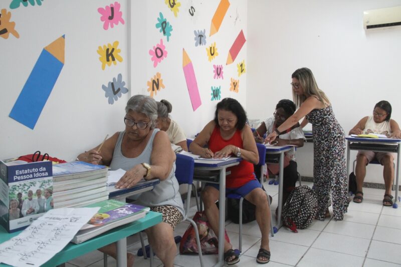 Centro de referência para idosos realiza recadastramento de inscritos