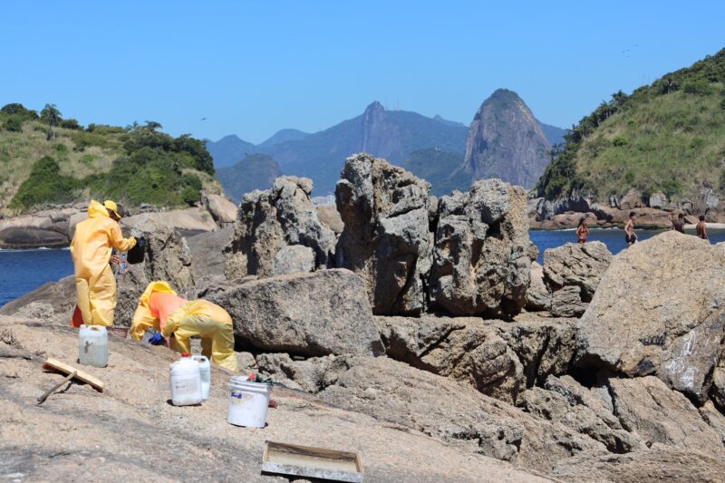 Clin remove pichações em Piratininga – Prefeitura Municipal de Niterói