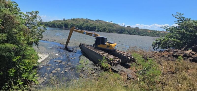 São Gonçalo utiliza escavadeira anfíbia em limpeza de canal que deságua na Baía