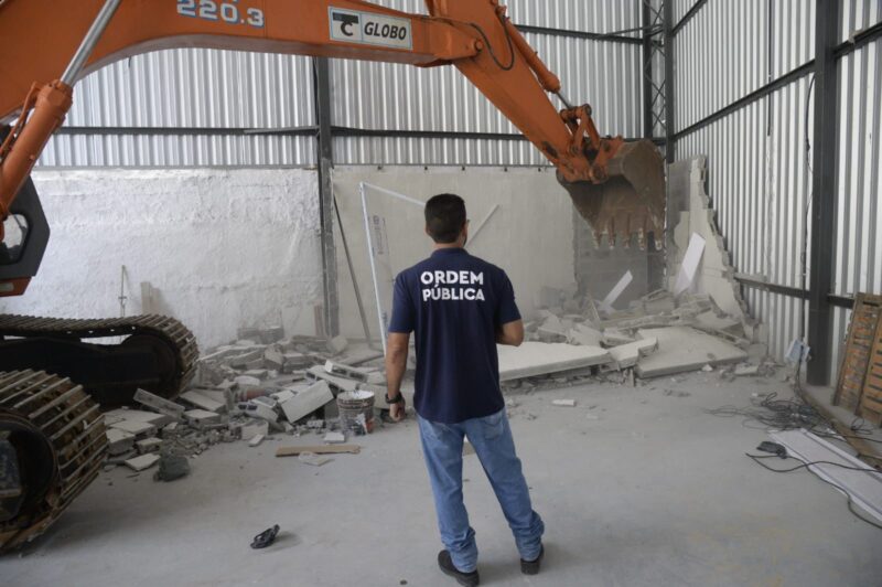 Seop realiza demolição de galpão comercial construído ilegalmente em área de proteção ambiental – Prefeitura da Cidade do Rio de Janeiro