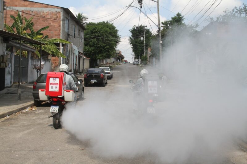 Vigilância Ambiental realiza ação de prevenção à dengue no Apolo III