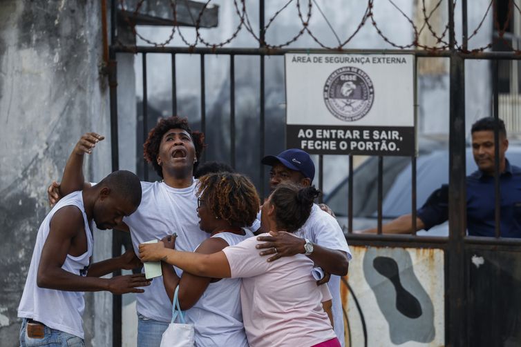 Fernando Frazão/Agência Brasil Rio de Janeiro (RJ) - 26/12/2023 - 100 fotos melhores de 2024, retrospectiva - Foto feita em 25/07/2024 – Carlos Vitor Guimarães abraça sua família no lado de fora do Presídio Evaristo de Moraes. O jovem negro de 25 anos, morador de São Gonçalo, esteve preso durante um ano e meio ao ser condenado por roubo de carga apenas com reconhecimento por foto, e está absolvido pelo Superior Tribunal de Justiça após pedido da Defensoria Pública do Estado. Foto: Fernando Frazão/Agência Brasil
