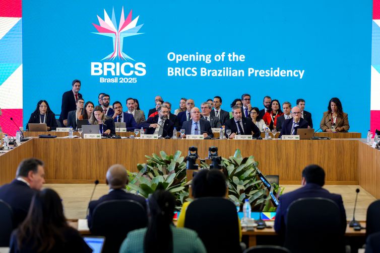 Fabio Rodrigues-Pozzebom/ Agência Brasil Brasília (DF) 25/02/2025 O ministro das Relações Exteriores, Mauro Vieira, e o sherpa do Brasil no BRICS, embaixador Mauricio Carvalho Lyrio, participam da primeira reunião de sherpas do BRICS sob a presidência brasileira Foto: Fabio Rodrigues-Pozzebom/ Agência Brasil