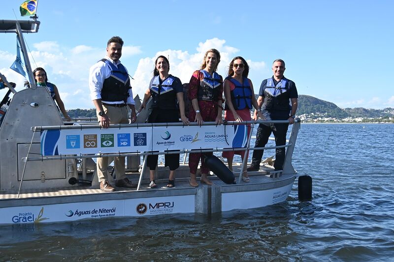 Parceria da Prefeitura com Águas de Niterói, Ministério Público e Projeto Grael vai ajudar a recolher lixo flutuante de praia da Baía