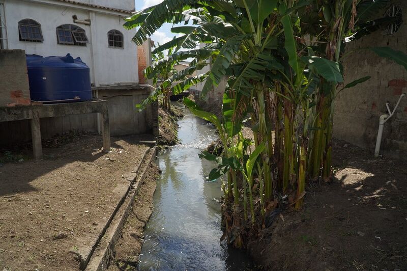 Limpa Rio realiza limpeza manual em canal no Centro