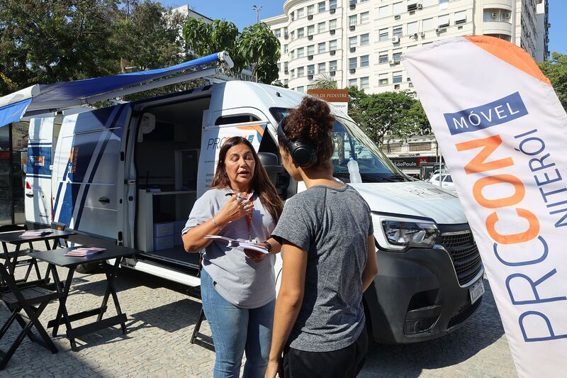 Procon Niterói realiza ação de conscientização na Praça Arariboia – Prefeitura Municipal de Niterói
