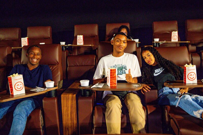 Projeto de cinema solidário leva jovens de comunidades para assistir ao filme ‘Ainda Estou Aqui’ – Prefeitura da Cidade do Rio de Janeiro