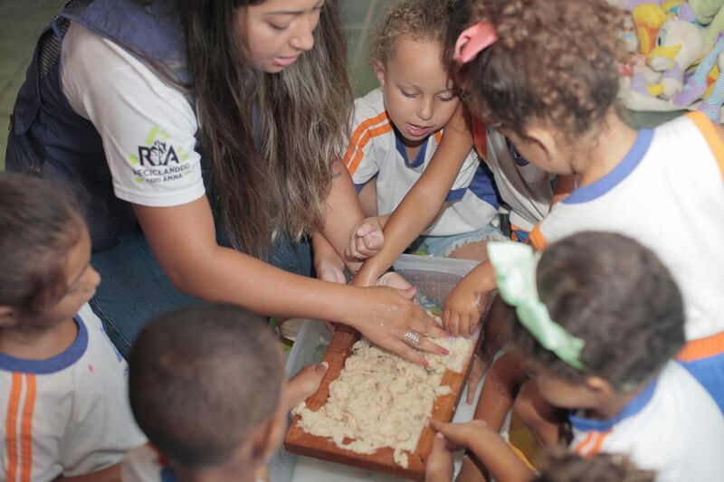 Projeto em Nova Iguaçu transforma bitucas de cigarro em artes e educação ambiental nas escolas