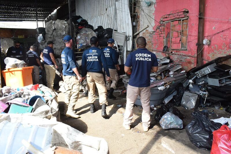 Seop apreende 19 facas, três machados e uma espada artesanal em ferro-velho no Engenho de Dentro – Prefeitura da Cidade do Rio de Janeiro
