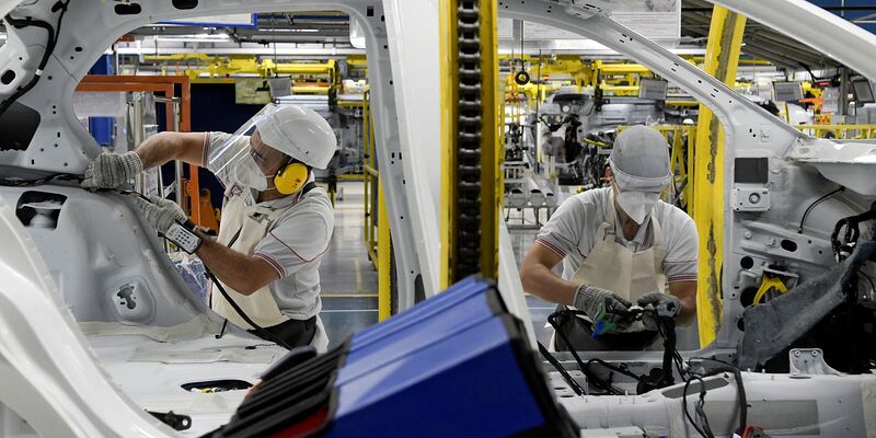 Indústria produz 392,9 mil veículos no 1º bimestre, alta de quase 15%