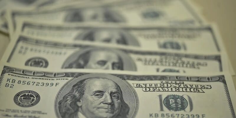 Dólar sobe para R$ 5,75 com tarifas de Trump e declarações de Haddad