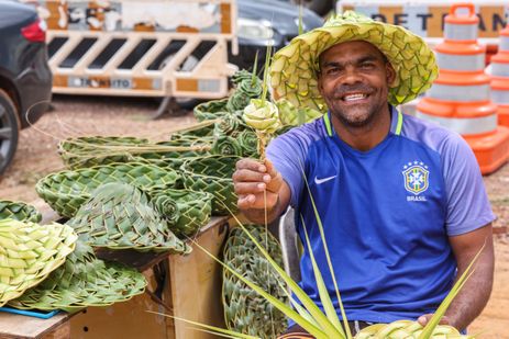 Brasília (DF),  18/04/2025.- Artesã, Carlos Fabrício Silva, fala com a reportagem da Agência Brasil, antes da cerimonia da Via sacra do Morro da Capelinha.
Foto: Antonio Cruz/Agência Brasil
