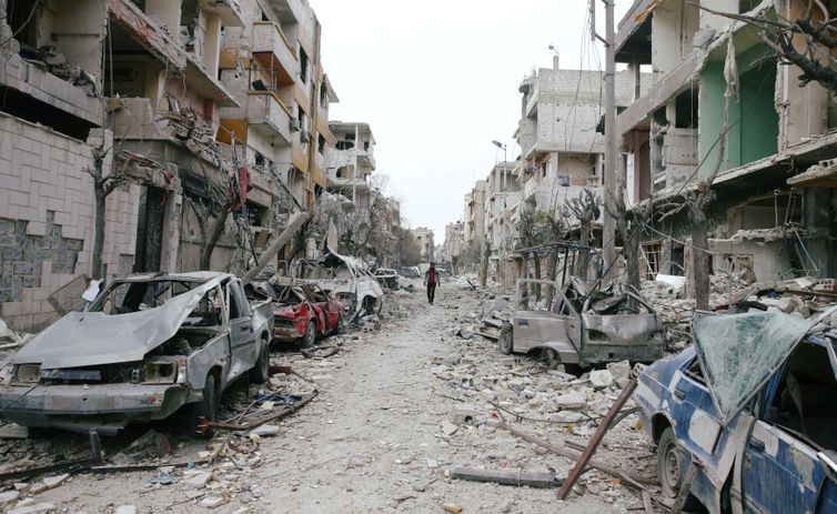 Bassam Khabieh/Reuters/direitos reservados Um dia depois que o Conselho de Segurança da ONU aprovou resolução exigindo o fim dos conflitos na Síria, a região de Ghouta voltou a ser bombardeada neste domingo