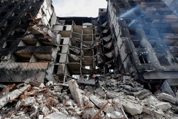 Prédios destruídos em Mariupol, na Ucrânia