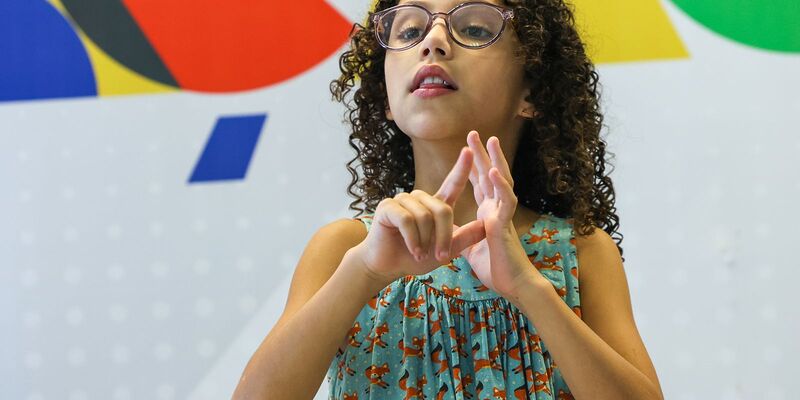 Hoje é Dia destaca a alfabetização de pessoas com deficiência auditiva