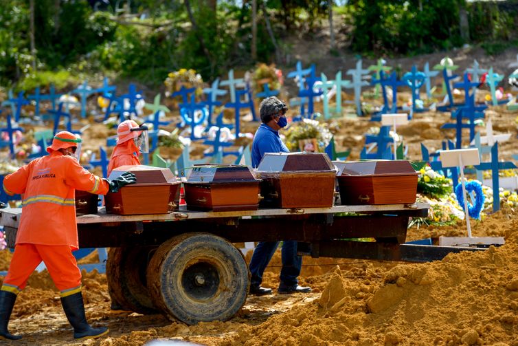 Manaus (AM) - Especial 3 anos de pandemia, Impactos da pandemia. Funcionários do Cemitério Tarumã na cidade de Manaus, sepultam vitimas do covid-19 . Foto: Alex Pazuello/Semcom/Prefeitura de Manaus