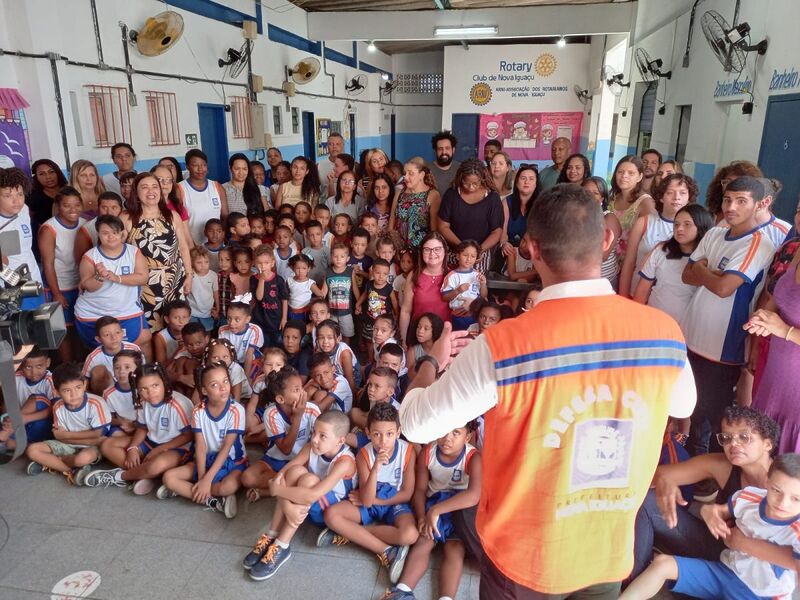 Alunos de escola de Nova Iguaçu participam de exercício simulado da Defesa Civil