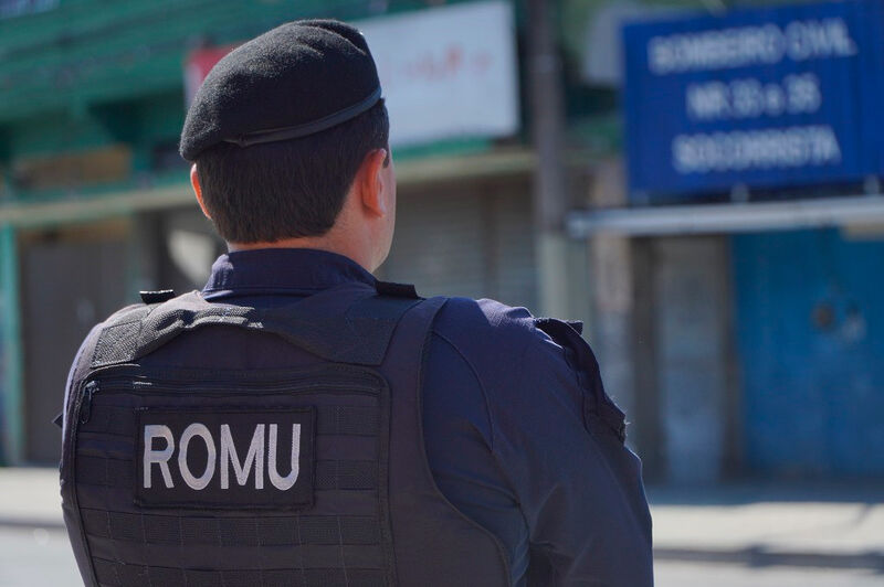 Câmeras de segurança flagram homens furtando ar condicionado no Centro