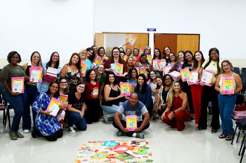 Escolas de Nova Iguaçu recebem livros sobre mudanças climáticas e reforçam importância da educação ambiental