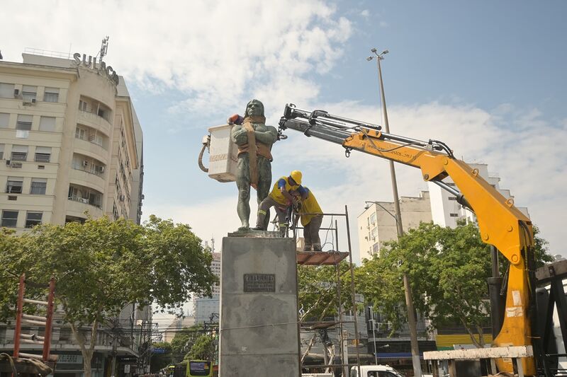 Obra na Praça reposiciona estátua de Arariboia para frente das águas da Baía de Guanabara e resgata conexão histórica