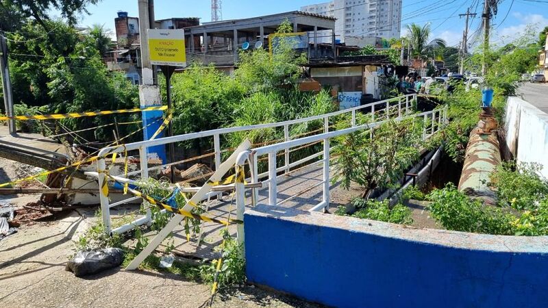 Passarela na divisa entre Olinda e Anchieta sofre rompimento parcial após chuvas