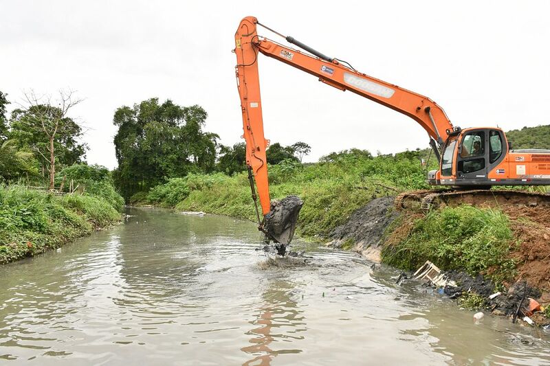 Prefeitura de Nova Iguaçu realiza limpeza periódica de rios e valões para evitar transbordamentos