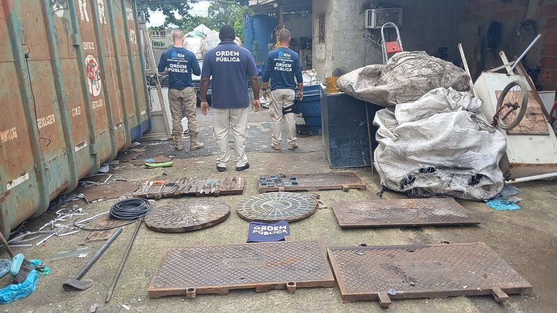Seop interdita ferro-velho em Santa Cruz e apreende sete tampas de concessionárias – Prefeitura da Cidade do Rio de Janeiro