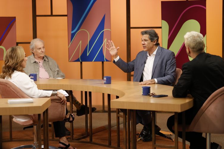 Rio de Janeiro (RJ), 16/04/2025 – O ministro da Fazenda, Fernando Haddad, participa do programa Sem Censura, da TV Brasil, apresentado por Cissa Guimarães, que também recebe o pianista Francis Hime, o psiquiatra Higor Caldato e o jornalista Muka. Foto: Fernando Frazão/Agência Brasil
