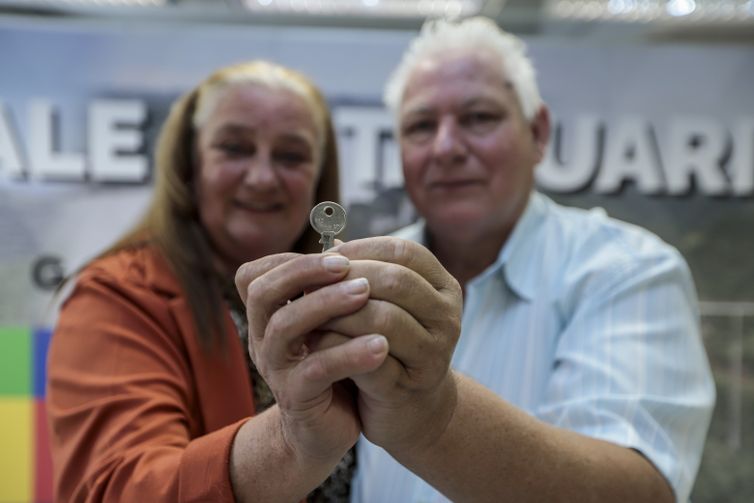 Lajeado (RS), 28/04/2025 - O casal, Celso Antônio Machado (65 anos) e Marlise Inês Machado (57 anos), participam da assinatura de contratos, programa compra assistida e rural.
Foto: Joédson Alves/Agência Brasil