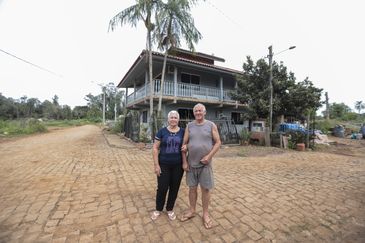 Cruzeiro do sul (RS), 27/04/2025 - O casal, Rosane Maria Lenhard (66 anos) e José Cláudio Lenhard (71 anos), falam com agência Brasil, na frente de sua casa bairro passo de estrela, onde todas casas foram destruídas pela enchente de abril 2024.
A um ano o estado foi atingido por temporais que afetou mais de 400 municípios gaúchos, tiveram bairros inteiros alagados. A maior tragédia climática da história, deixou pelo menos 147 mortos e afetou mais de 2,1 milhões de pessoas.
Foto: Joédson Alves/Agência Brasil
