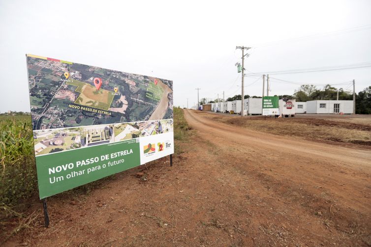 Cruzeiro do sul (RS), 27/04/2025 - 58 moradias temporárias na parte alta de um morro onde será construído o novo bairro passo estrela. O novo loteamento contará com 480 lotes, dos quais parte será destinada à construção de moradias através das Atas de Registro de Preço da Secretaria de Habitação e Regularização Fundiária (Sehab), e outra parte será disponibilizada para que os próprios beneficiários construam suas casas com recursos próprios. O investimento estimado é de R$ 120 milhões.
Foto: Joédson Alves/Agência Brasil