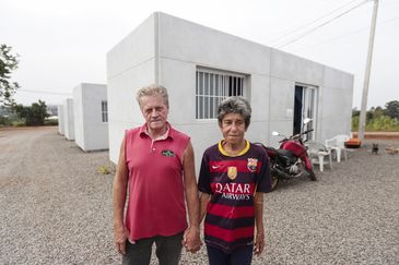 Cruzeiro do sul (RS), 27/04/2025 – O casal, Liane Maria de Quadros (64 anos) e Danilo Hiedt (65 anos), conversam com agência Brasil, no abrigo temporário.
58 moradias temporárias na parte alta de um morro onde será construído o novo bairro passo estrela.O novo loteamento contará com 480 lotes, dos quais parte será destinada à construção de moradias através das Atas de Registro de Preço da Secretaria de Habitação e Regularização Fundiária (Sehab), e outra parte será disponibilizada para que os próprios beneficiários construam suas casas com recursos próprios. O investimento estimado é de R$ 120 milhões
Foto: Joédson Alves/Agência Brasil