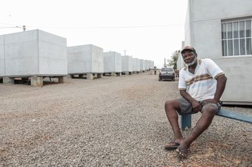 Cruzeiro do sul (RS), 27/04/2025 - Edevar Porto da Cruz (67 anos), fala com agência Brasil, no abrigo temporário.
58 moradias temporárias na parte alta de um morro onde será construído o novo bairro passo estrela. O novo loteamento contará com 480 lotes, dos quais parte será destinada à construção de moradias através das Atas de Registro de Preço da Secretaria de Habitação e Regularização Fundiária (Sehab), e outra parte será disponibilizada para que os próprios beneficiários construam suas casas com recursos próprios. O investimento estimado é de R$ 120 milhões.
Foto: Joédson Alves/Agência Brasil