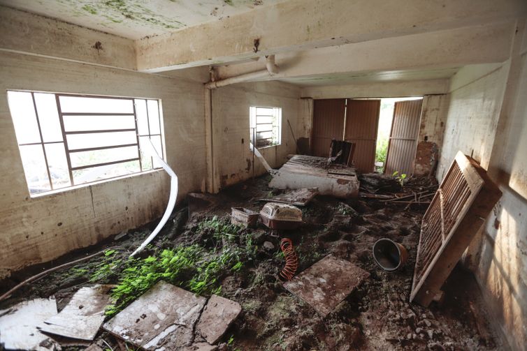 Arroio do meio (RS), 29/04/2025 - Bairro de navegantes, próximo ao rio Taquari, as residências foram totalmente destruídas pela última enchente.
A um ano o estado foi atingido por temporais que afetou mais de 400 municípios gaúchos, tiveram bairros inteiros alagados. A maior tragédia climática da história, deixou pelo menos 147 mortos e afetou mais de 2,1 milhões de pessoas.
Foto: Joédson Alves/Agência Brasil