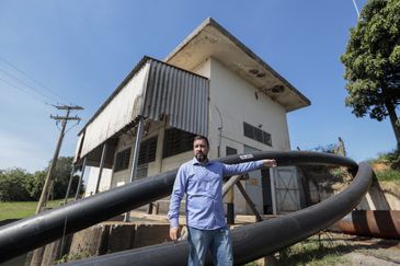 Canoas (RS), 29/04/2025 - Engenheiro especialista em segurança de barragens, Fábio Borges Fanfa, fala com Agência Brasil, sobre os problemas dos diques de contenção que cercam acidade de Canoas, na foto o engenheiro etá no complexo da casa de bombas número 03, no bairro Rio Branco em Canoas.
A um ano o estado foi atingido por temporais que afetou mais de 400 municípios gaúchos, tiveram bairros inteiros alagados. A maior tragédia climática da história, deixou pelo menos 147 mortos e afetou mais de 2,1 milhões de pessoas.
Foto: Joédson Alves/Agência Brasil