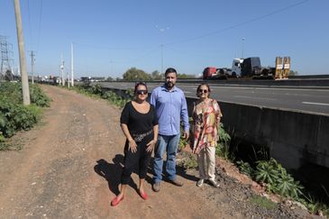 Canoas (RS), 29/04/2025 - BR 448 ao lado do rio Gravataí, os membros da comissão SOS bairros Fátima e Rio Branco, Cláudia Burfet (e), Fábio Borges Fanfa (c) e Fátima Zanchetta (d), falam com Agência Brasil, sobre a obra deveria ter a passagem bloqueada, para evitar futuras inundações na cidade de Canoas.
A um ano o estado foi atingido por temporais que afetou mais de 400 municípios gaúchos, tiveram bairros inteiros alagados. A maior tragédia climática da história, deixou pelo menos 147 mortos e afetou mais de 2,1 milhões de pessoas.
Foto: Joédson Alves/Agência Brasil