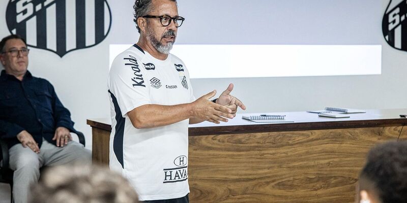 Ex-auxiliar de Tite, Cleber Xavier debuta como técnico no Santos