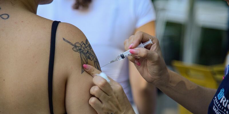 Cidade do Rio estende vacina contra dengue para jovens de 19 e 20 anos